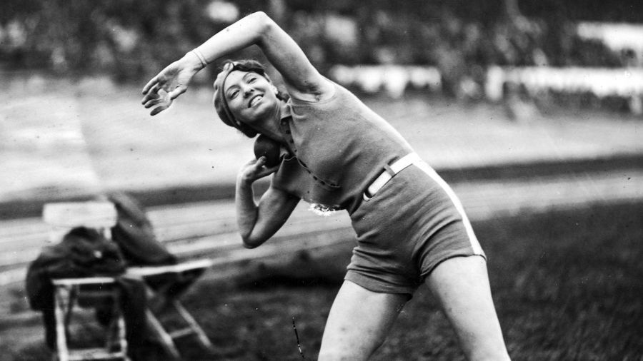 Pchała kulą, rzucała dyskiem i oszczepem, skakała wzwyż, grała w koszykówkę i jeździła na nartach. Halina Konopacka była wszechstronną sportsmenką. Na zdjęciu na Międzynarodowych zawodach lekkoatletycznych w Warszawie we wrześniu 1930 roku. Fot. NAC