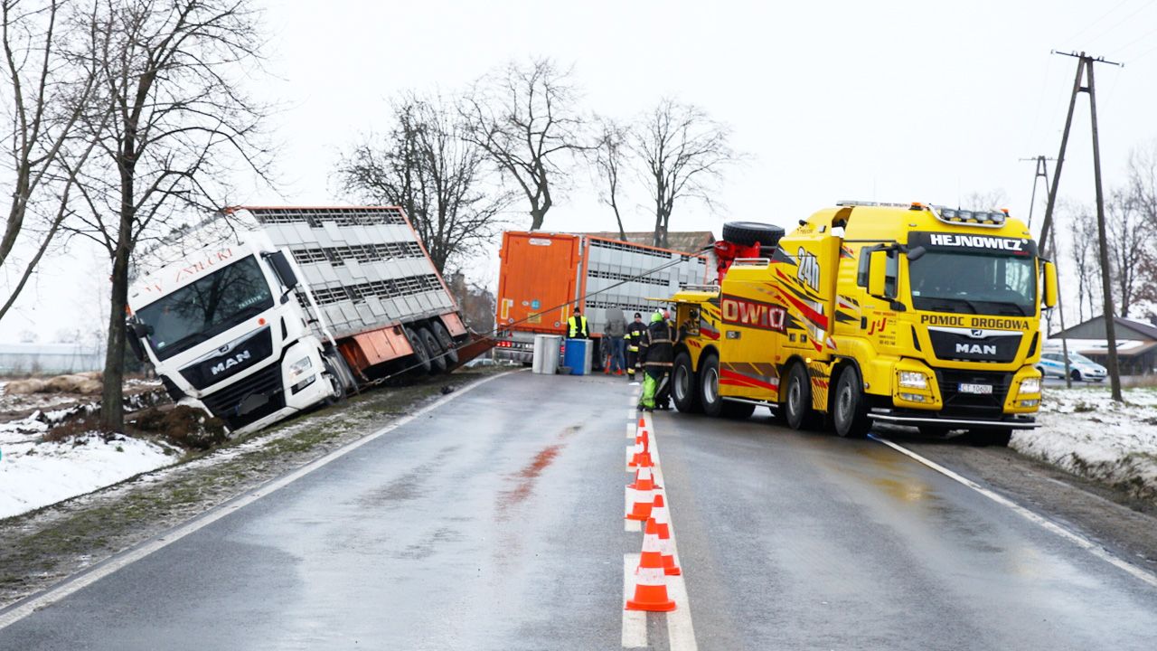 Miejsce wypadku w miejscowości Bielsk koło Płocka (fot. PAP/Szymon Łabiński)