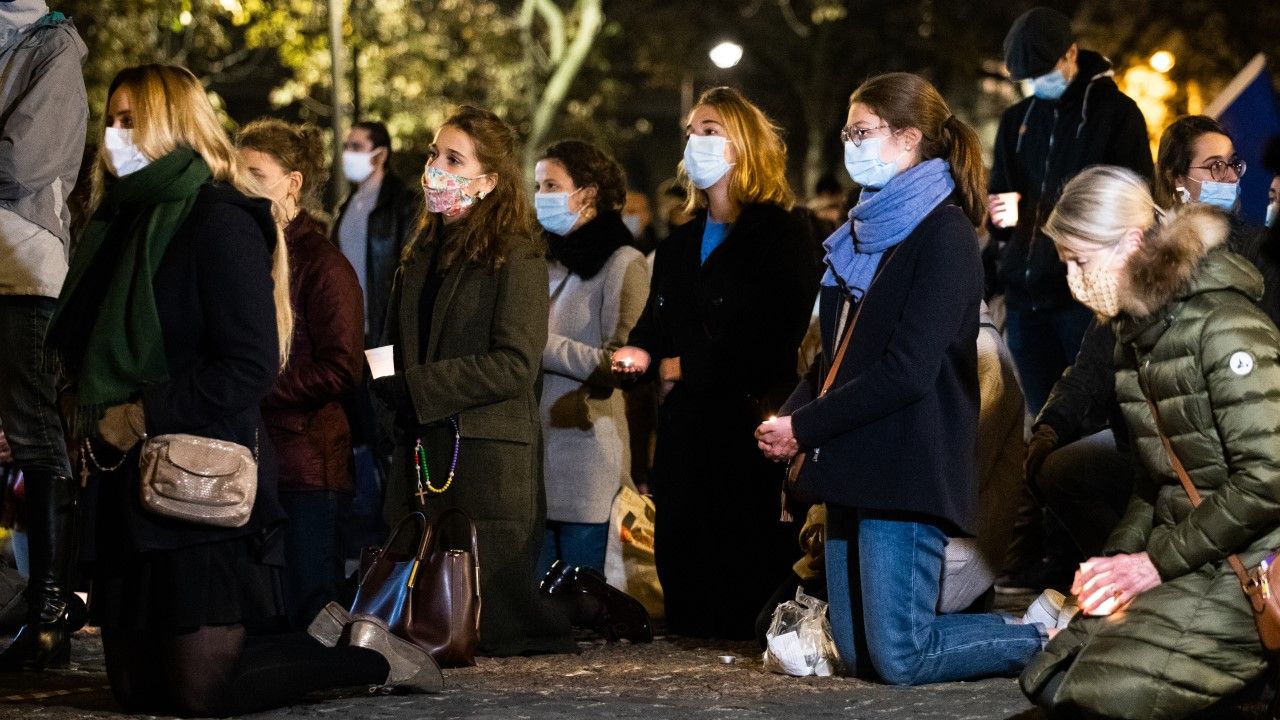 Kilkuset wiernych zebranych przed paryskim kościółem św. Sulpicjusza w trakcie protestu (fot. Jerome Gilles/NurPhoto via Getty Images) Kilkuset wiernych zebranych przed paryskim kościółem św. Sulpicjusza w trakcie protestu (fot. Jerome Gilles/NurPhoto via Getty Images)