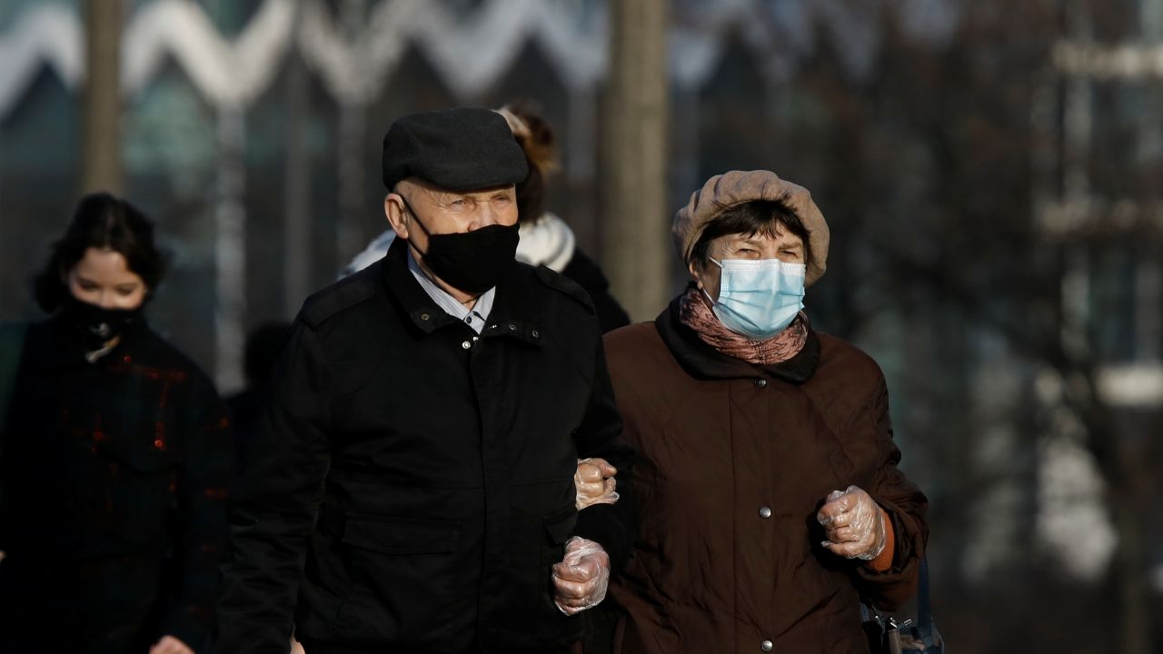 Obowiązuje nakaz zakrywania nosa i ust wyłącznie maseczką (fot. Reuters) Obowiązuje nakaz zakrywania nosa i ust wyłącznie maseczką (fot. Reuters)