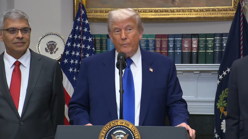 Прэс-канферэнцыя Доналда Трампа, на якой ён заявіў пра магчымасць наведаць Стамбул, дзе могуць адбыцца перамовы Зяленскага і Пуціна. Фота:  скрыншот з відэа / The White House