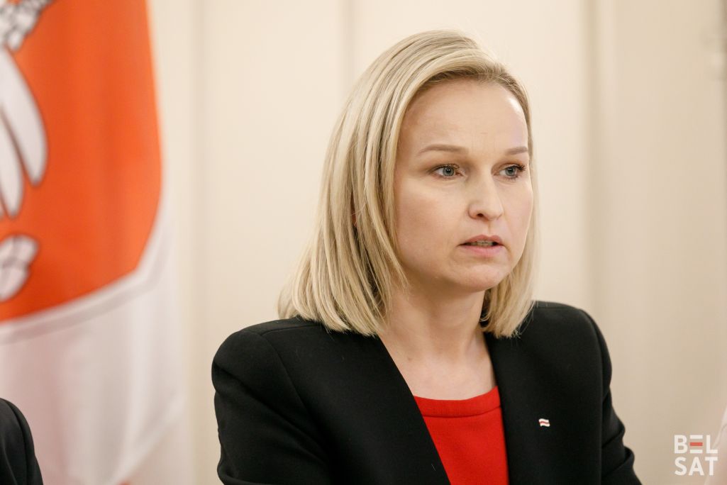 Аліна Коўшык выступае перад журналістамі пасля паседжання Аб’яднанага пераходнага кабінета. Варшава, Польшча. 2 кастрычніка 2023 года. (Фота: Таццяна Верамеева / Белсат)
