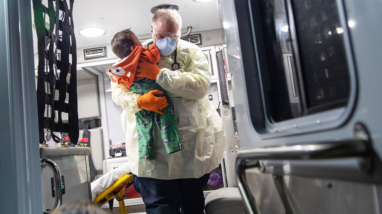 Coraz więcej dzieci z koronawirusem trafia do szpitali (fot. John Moore/Getty Images)