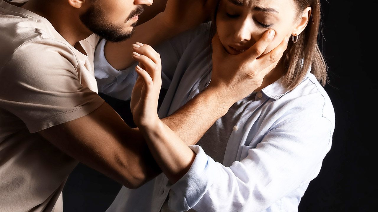 Przemoc domowa w cieniu biurokracji. Państwo nie ma strategii, rząd nie zbiera danych