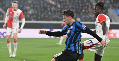 Nicola Zalewski w meczu ze Slavią Praga (fot. Getty). Piłkarz w czarno-niebieskiej koszulce (prawdopodobnie Atalanty) w trakcie meczu Ligi Mistrzów, wykonujący podanie lub strzał, z piłką przy lewej nodze. Jest ścigany przez obrońcę w biało-czerwonym stroju (Slavia Praga). Mecz zakończył się remisem 0:0. Jest to Nicola Zalewski w swoim pierwszym meczu po kontuzji, oceniony na "6,5" przez włoski "Eurosport" (fot. Getty).
