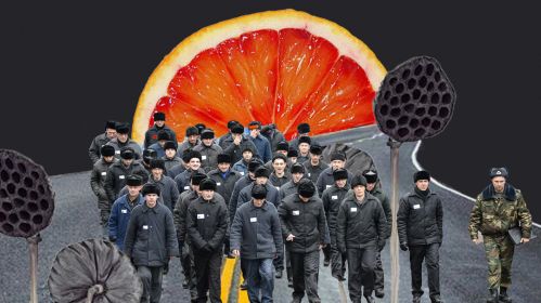 Заключенные в одинаковой одежде идут по дороге. Аллегория бессмысленной работы и марша в никуда. Изображение носит иллюстративный характер. Коллаж: Алиса Гончар / Белсат