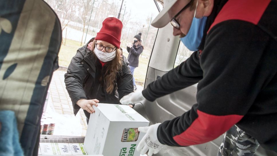 Przedświąteczna pomoc Caritasu dla osób w potrzebie (fot. PAP/T.Żmijewski)