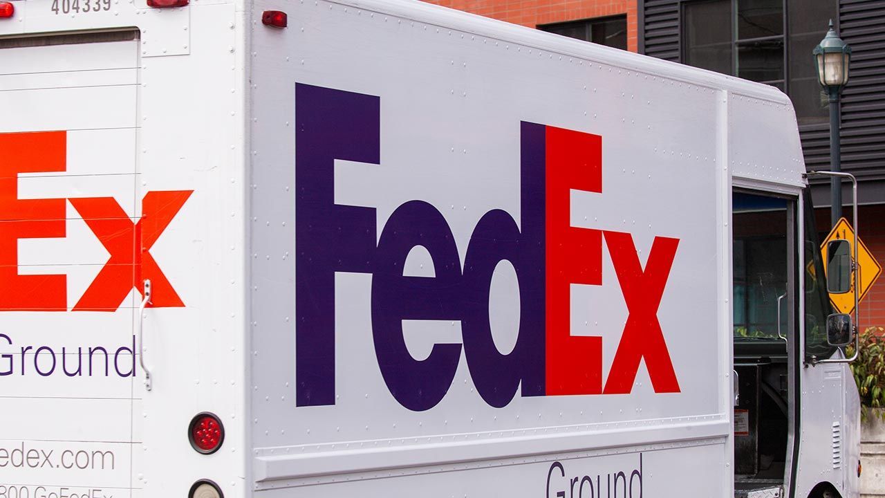 Poszkodowany pracował w firmie FedEX (fot. Shutterstock/Hrach Hovhannisyan) Poszkodowany pracował w firmie FedEX (fot. Shutterstock/Hrach Hovhannisyan)