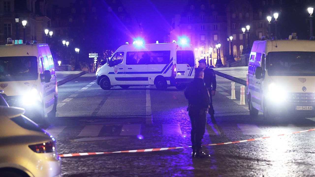 Niespokojna noc w Paryżu (fot. Dursun Aydemir/Anadolu Agency via Getty Images)