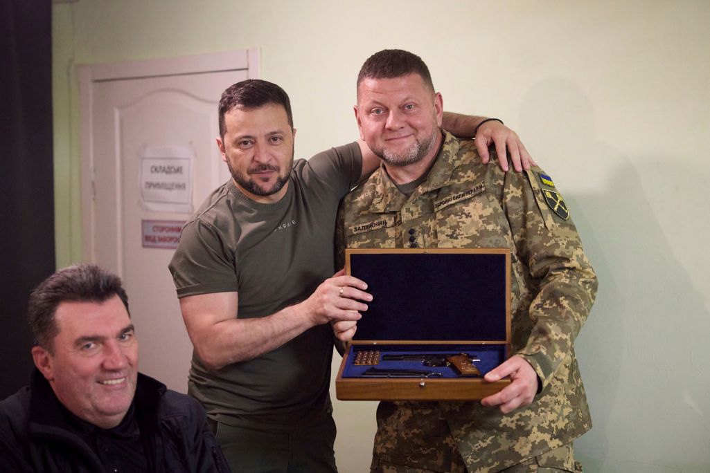 Здымак мае ілюстрацыйны характар. Прэзідэнт Украіны Уладзімір Зяленскі абдымае Галоўнакамандуючага ЗСУ Валерыя Залужнага падчас уручэння яму падарунка з пісталетам пасля брыфінгу. Дняпро, Украіна. 27 ліпеня 2023 у года. (Фота: Pool / Ukrainian Presidential / Zuma Press / Forum)