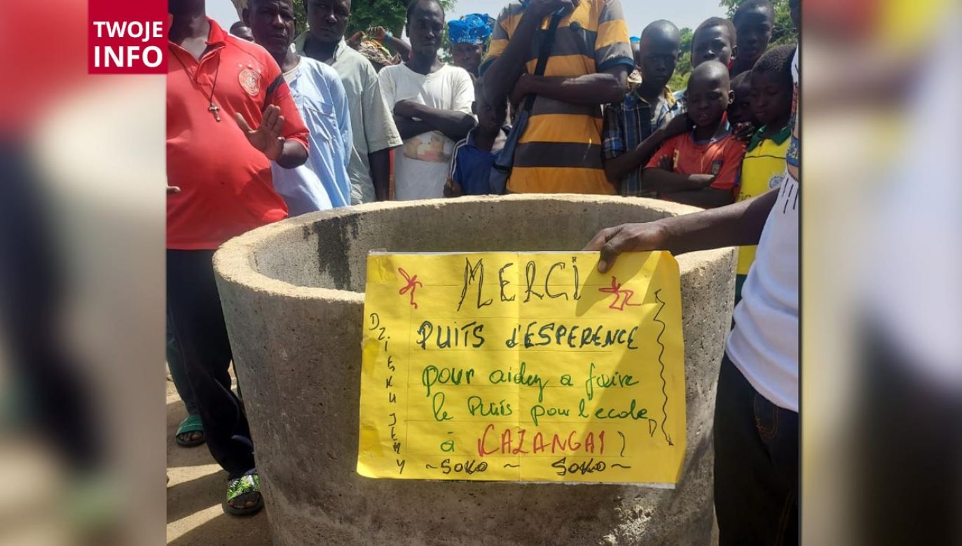 Kameruńczycy dziękują za pomoc w budowie studni (fot. Twoje Info/ o. Alojzy Chrószcz)