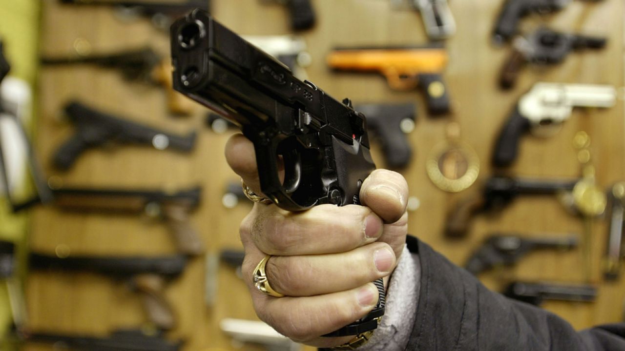 W zeszłym roku od broni palnej zgineły 34 tys. osób (fot. Scott Barbour/Getty Images)