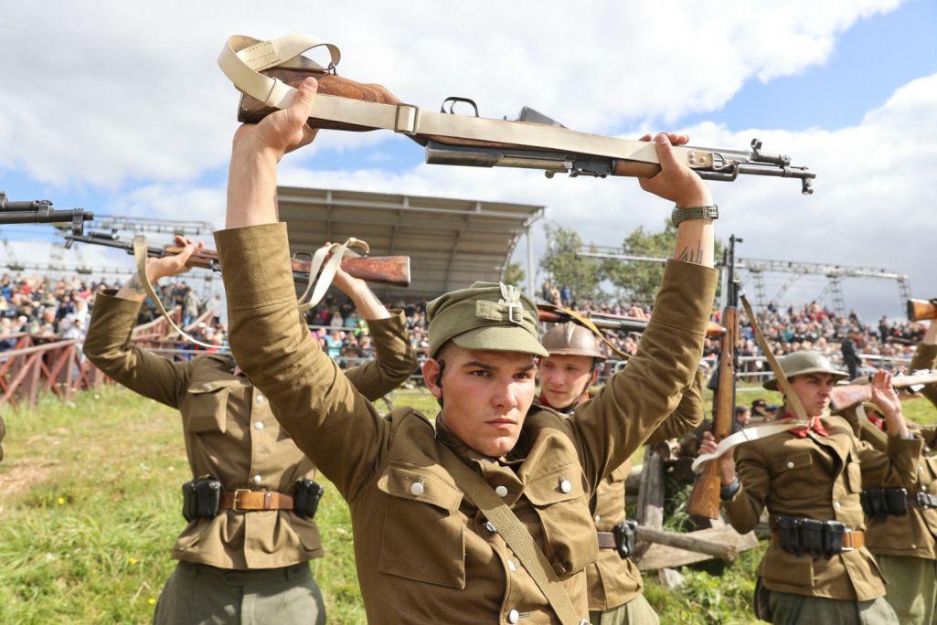Рэканструкцыя бітвы паходу Чырвонай Арміі 1939 года падчас Дня народнага адзінства ў мемарыяльным комплексе «Лінія Сталіна» ў Менску, Беларусь. 17 верасня 2022 года. Фота: Stringer / Anadolu Agency / Abaca Press / East News