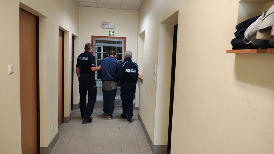 Mężczyzna, który szedł drogą ekspresową S8 został zatrzymany przez policję /Fot. Policja