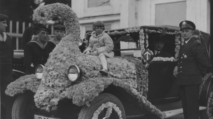 Samochód osobowy, bogato dekorowany kwiatami, jako jeden z eksponatów kwiatowego corso, zorganizowanego przez Polski Biały Krzyż w Warszawie. Zdjęcie wykonane w latach 1929 – 1937. Fot. NAC/IKCm sygn. 1-W-2130