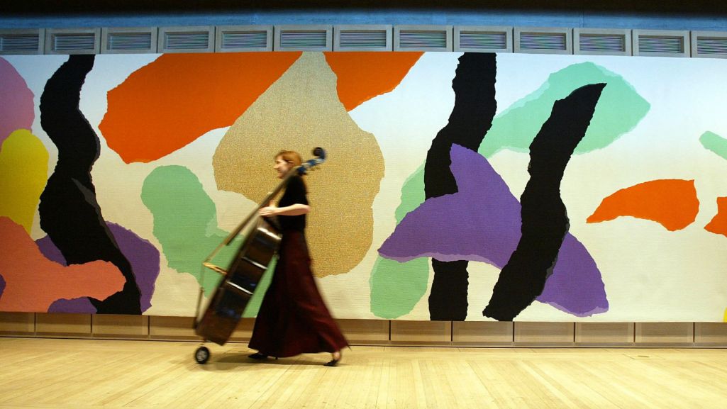 Gobelin Jørna Utzona w Operze w Sydney zatytułowany „Hołd dla Carla Philippa Emanuela Bacha”. Fot. The Sydney Morning Herald/Getty Images
