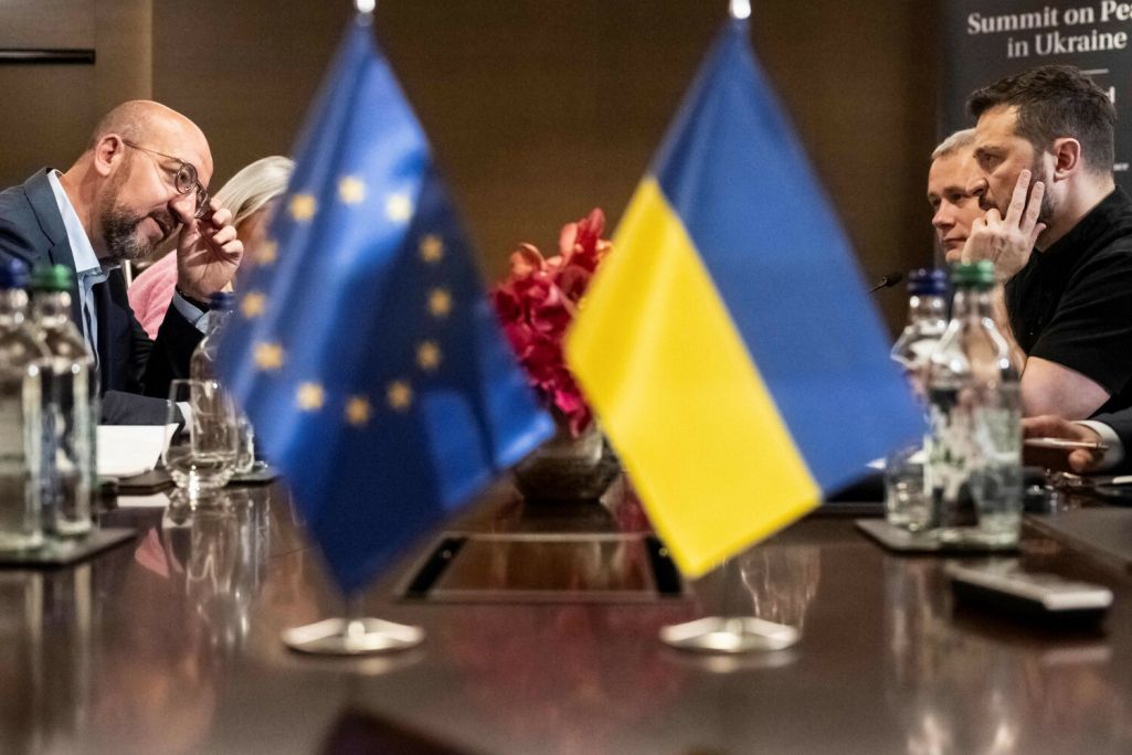 Прэзідэнт Украіны Уладзімір Зяленскі падчас сустрэчы са старшынём Еўрапейскай рады Шарлем Мішэлем у апошні дзень саміту ў пытаннях міру ва Украіне. Бюргеншток (Bürgenstock), Швейцарыя. 16 чэрвеня 2024 года. (Фота: Alessandro Della Valle / Pool / AFP / East News)