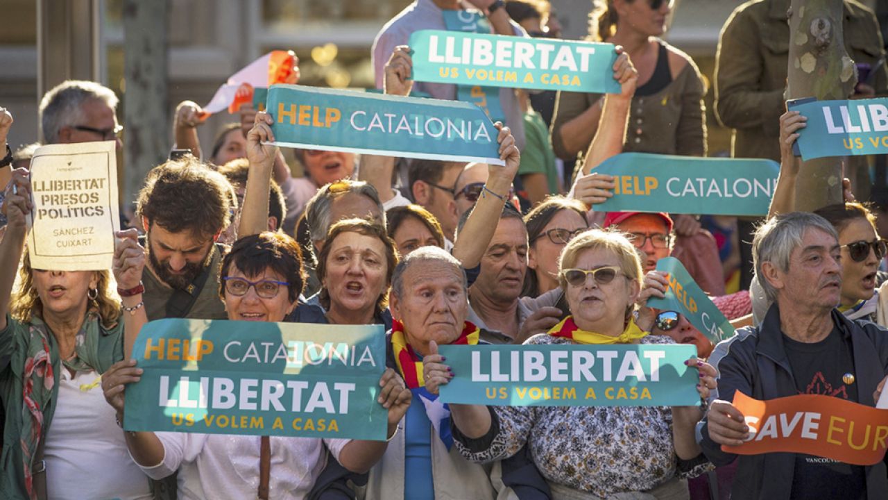 „Tylko Katalończycy mogą zmieniać zasady działania regionalnych instytucji” (fot. PAP/EPA/ENRIC FONTCUBERTA)