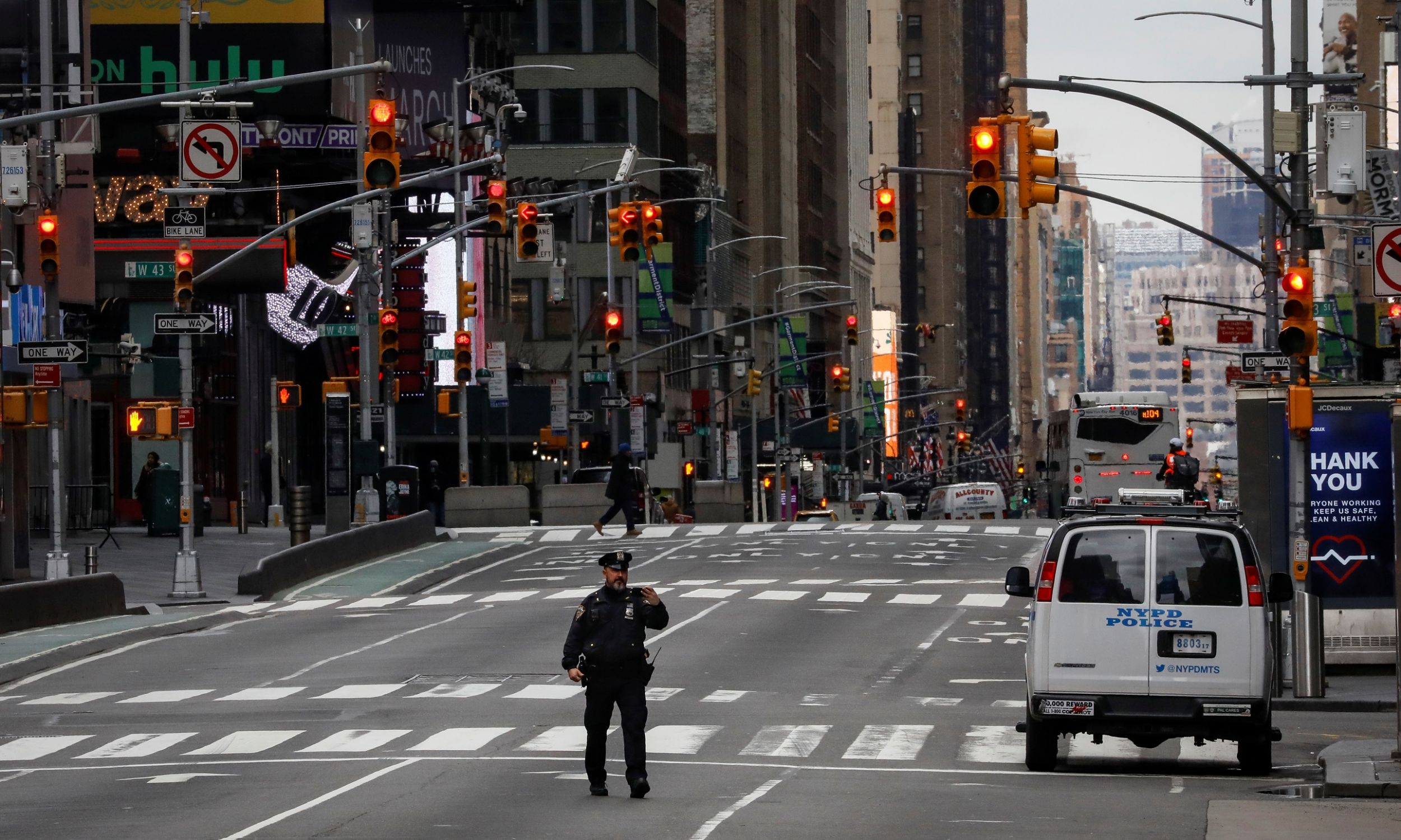 Policjant z Nowego Jorku robi sobie selfie na tle pustej ulicy przy Times Square, podczas pandemii koronawirusa, 31 marca 2020. Fot. REUTERS/Brendan McDermid - RC2FVF9ZJIWL