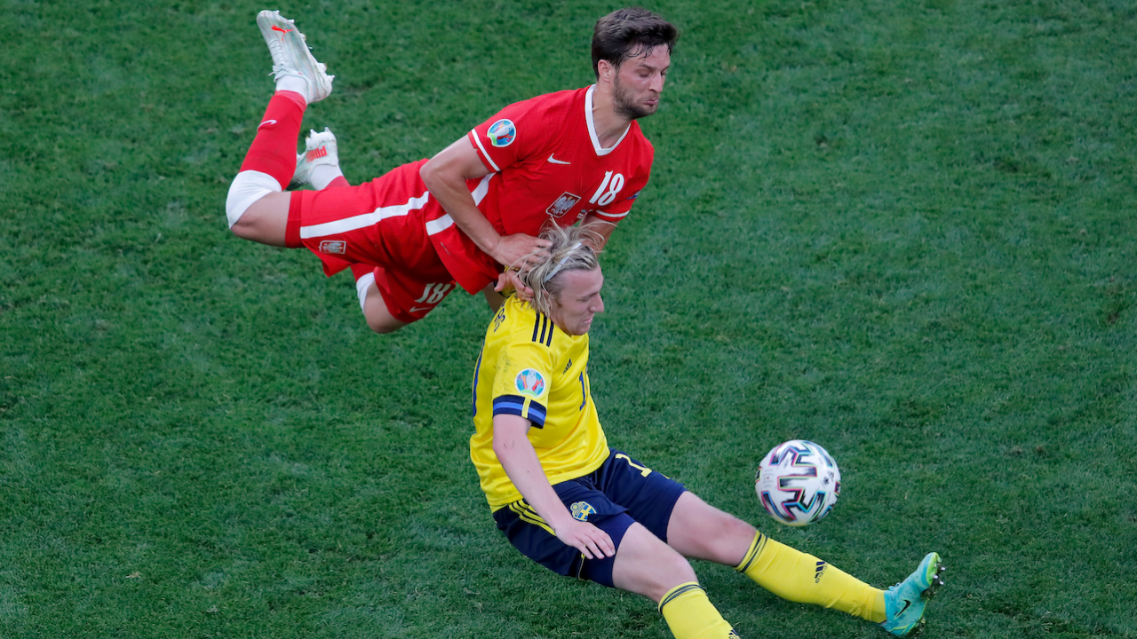 Podczas Euro 2020 sędziowie pozwalają na twardą grę na pograniczu faulu (fot. Getty) Podczas Euro 2020 sędziowie pozwalają na twardą grę na pograniczu faulu (fot. Getty)