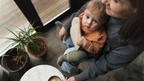 A mother with a small child in a café