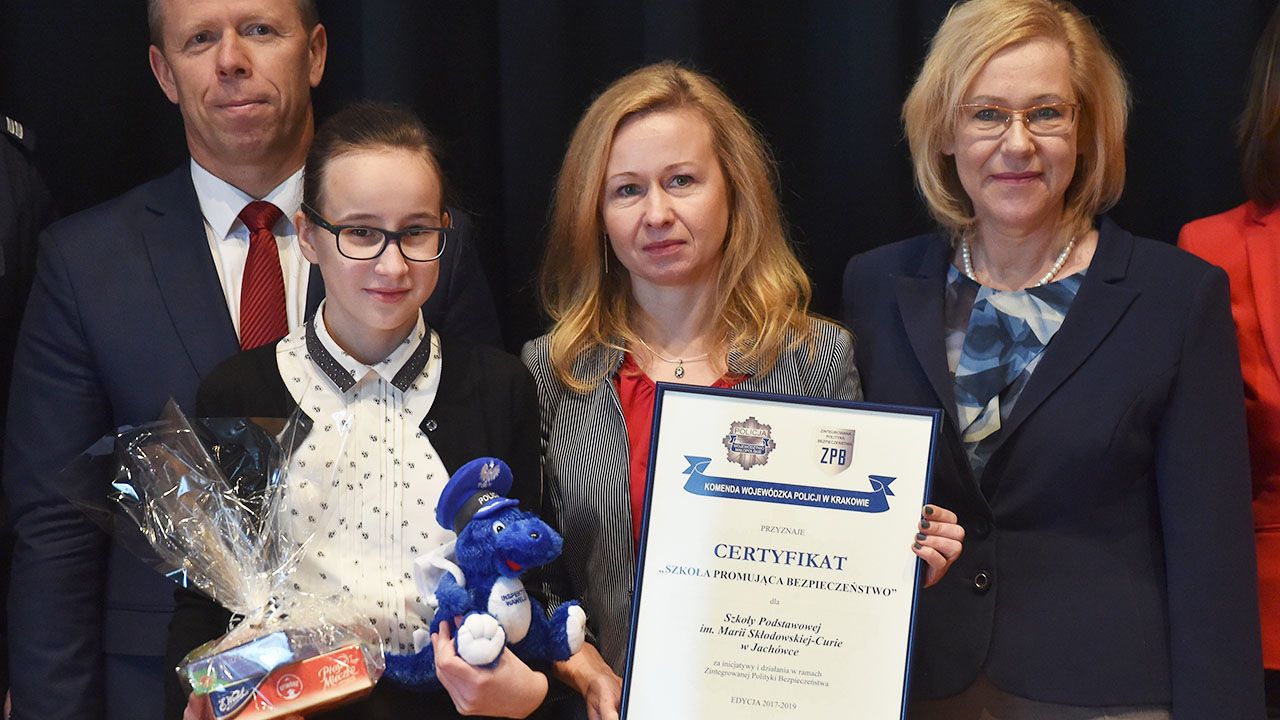 Wojewoda Małopolski Piotr Ćwik (L) i kurator oświaty w Małopolsce Barabara Nowak (P) biorący udział w uroczystości wręczenia certyfikatów "Szkoła Promująca Bezpieczeństwo" w 2017r. (fot. arch.PAP/Jacek Bednarczyk) Wojewoda Małopolski Piotr Ćwik (L) i kurator oświaty w Małopolsce Barabara Nowak (P) biorący udział w uroczystości wręczenia certyfikatów "Szkoła Promująca Bezpieczeństwo" w 2017r. (fot. arch.PAP/Jacek Bednarczyk)