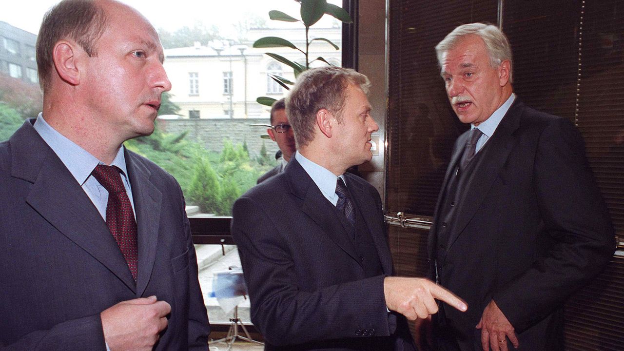 Założyciele PO: Maciej Płażyński, Donald Tusk i Andrzej Olechowski w 2001 roku (fot. PAP JACEK TURCZYK)