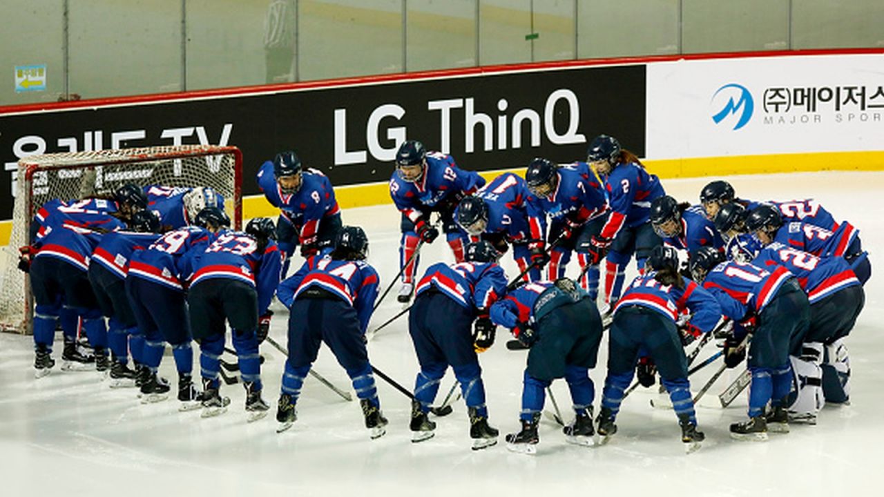 Koreańskie hokeistki przed meczem kontrolnym ze Szwecją (fot. Getty Images)