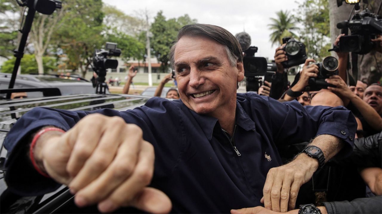 Jair Bolsonaro pewnie wygrał pierwszą turę wyborów prezydenckich (fot. PAP/EPA/ANTONIO LACERDA)