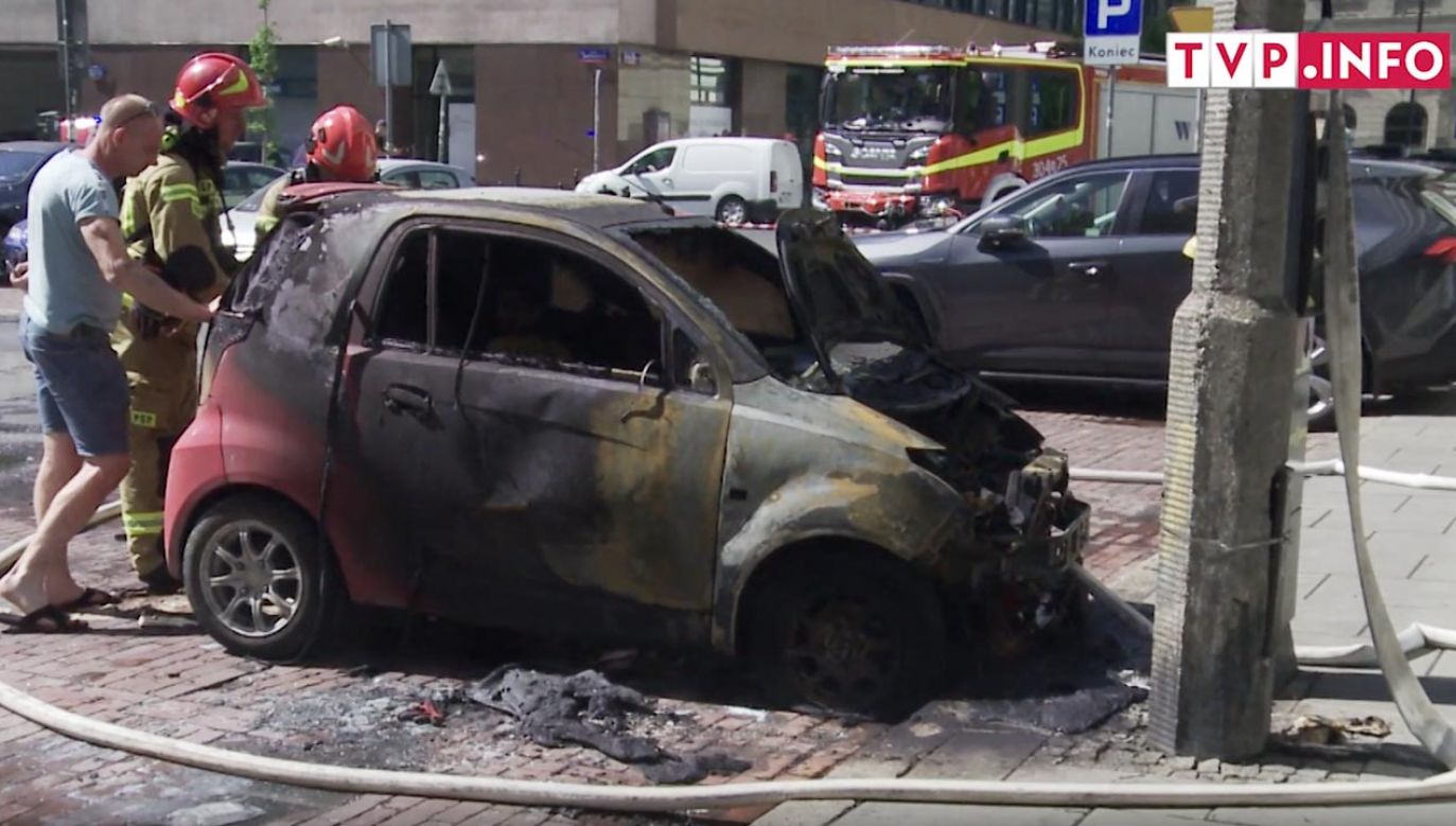 W centrum Warszawy spalił się samochód elektryczny (fot. portal tvpinfo.pl)