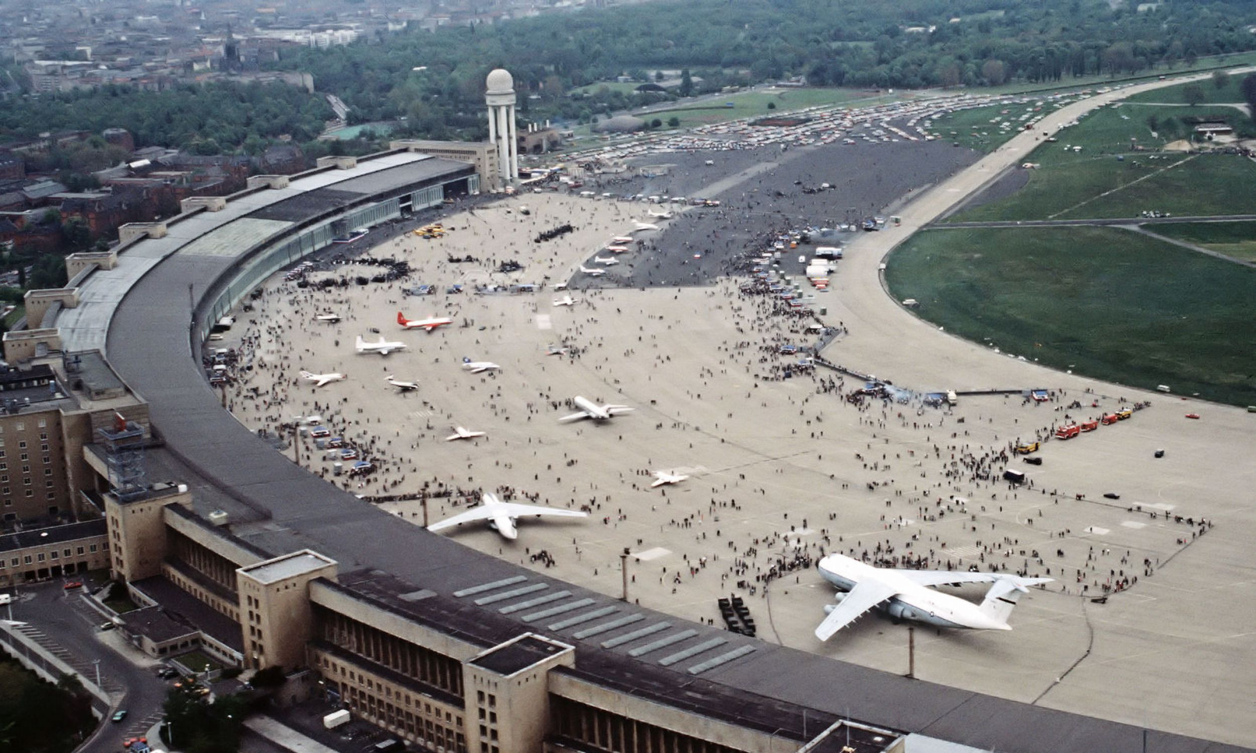 Lotnisko Tempelhof w Berlinie, rok 1984. Fot. Wikipedia/TSGT Jose Lopez Jr., US Air Force