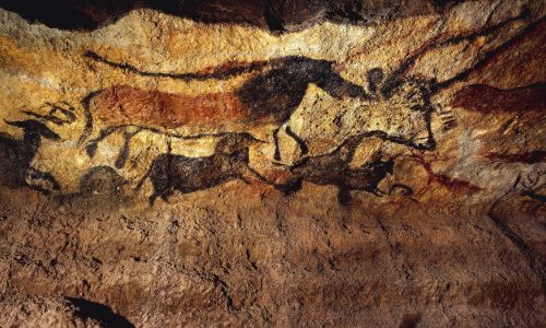 Malunki zwierząt na ścianie jaskini Lascaux (wpisanej w 1979 roku na Listę Światowego Dziedzictwa UNESCO) we Francji.  Wykonano je w paleolicie, 17 000 – 15 000 lat przed naszą erą. Fot. DeAgostini/Getty Images