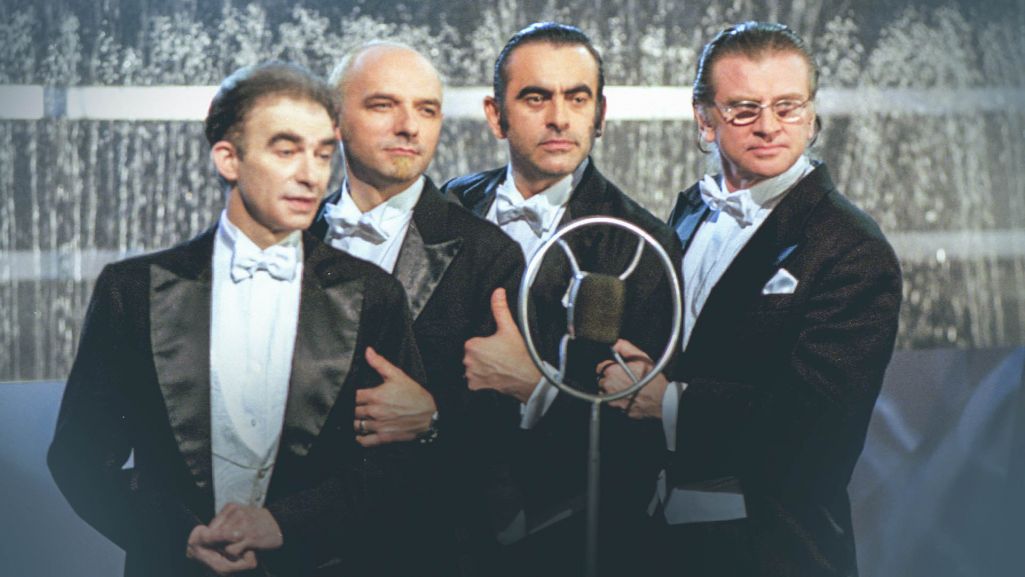 Seweryn Krajewski, Grzegorz Stróżniak, Zbigniew Wodecki i Witold Paszt wspólnie wykonują przebój „Tango milonga” z okazji sylwestra 2000 r. Fot. TVP