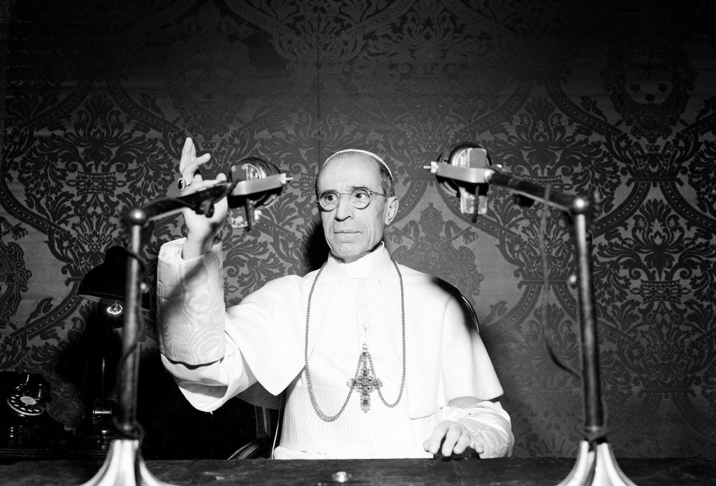 Папа Піюс XII падчас радыёпраграмы з Ватыкану ў лістападзе 1947 года. Фота: Luigi Felici / AP Photo / East News