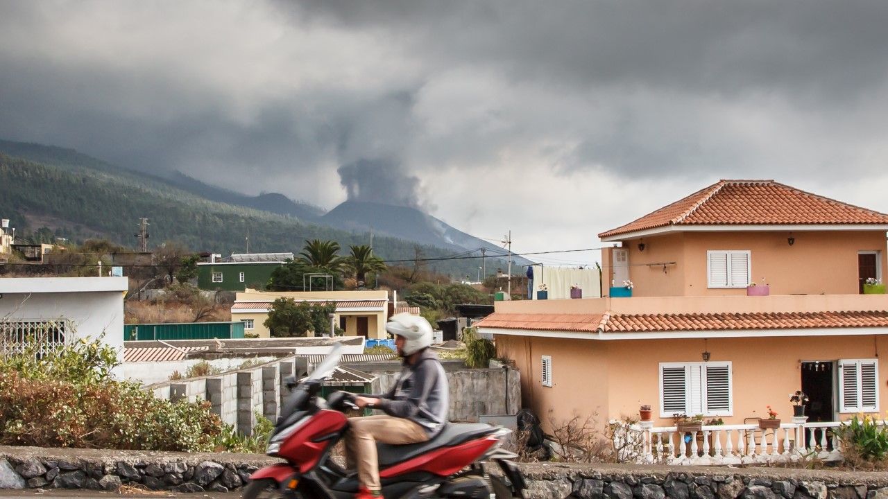 Na skutek erupcji wulkanu na hiszpańskiej wyspie La Palma w niebo wzbił się toksyczny pył (fot. Mauricio del Pozo/Europa Press via Getty Images)