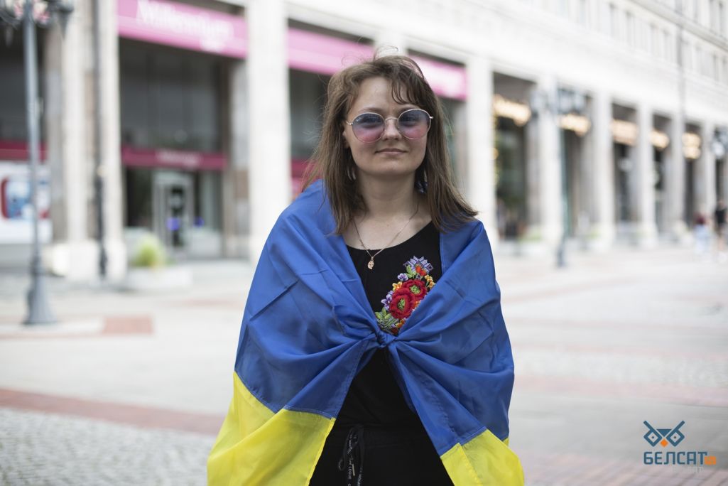 Алена з Дняпра на антываеннай акцыі да Дня Расеі ў Варшаве. 12 чэрвеня 2022 года. (Фота: Дзяніс Дзюба для «Белсату»)
