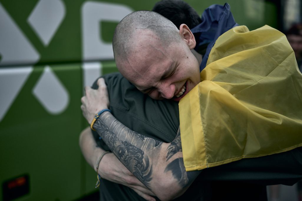 Вайскоўцы Збройных сілаў Украіны, Нацыянальнай гвардыі, Дзяржаўнай памежнай службы і памежнікаў вярнуліся дадому з расейскага палону пасля чарговага абмену ваеннапалоннымі паміж Расеяй і Украінай. Чарнігаў, Украіна. 19 красавіка 2025 года. Здымак мае ілюстрацыйны характар. Фота: Kostiantyn Liberov / Libkos / Getty Images
