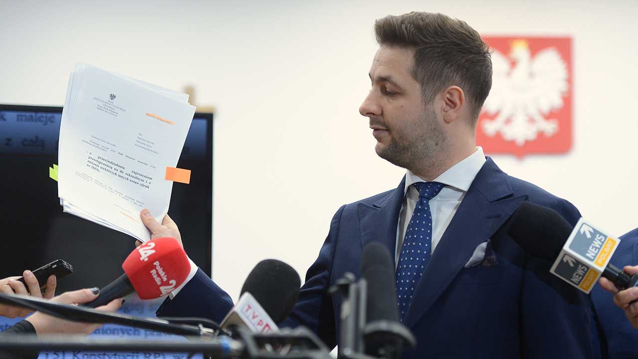 Wiceminister Patryk Jaki podczas konferencji prasowej w Ministerstwie Sprawiedliwości w Warszawie nt. walki z pedofilią (fot. PAP/Marcin Obara) Wiceminister Patryk Jaki podczas konferencji prasowej w Ministerstwie Sprawiedliwości w Warszawie nt. walki z pedofilią (fot. PAP/Marcin Obara)