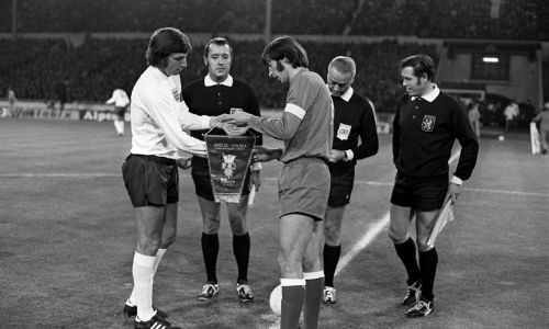 Team captains - Martin Peters and Kazimierz Deyna - exchange pennants before the start of the match. Photo PAP/PA