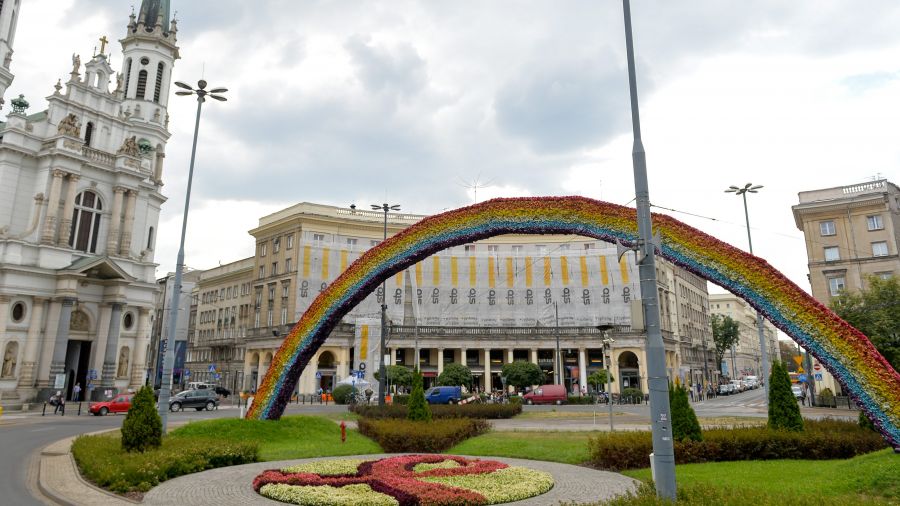 Tęcza na placu Zbawiciela. Instalacja artystyczna Julity Wójcik stanęła w Warszawie w czerwcu 2012 roku /Fot. PAP/Marcin Obara