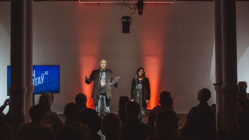 Ігар Сігоў і Дзіяна Балыка адкрываюць паэтычную сустрэчу «Ноч (не)расстраляных паэтаў» у Музеі вольнай Беларусі. Варшава, Польшча. 29 кастрычніка 2025 года. Фота: Рауль Дзюк / Белсат