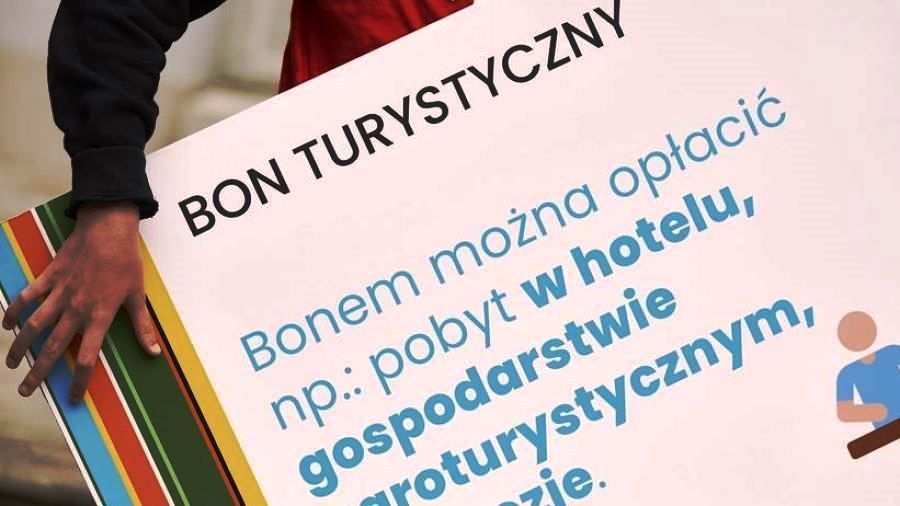 Oszukana na bon turystyczny. Przestępcy posłużyli się przejętym kontem społecznościowym