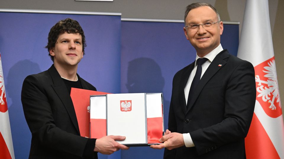 Hollywood star Jesse Eisenberg officially granted Polish citizenship at New York ceremony - TVP World