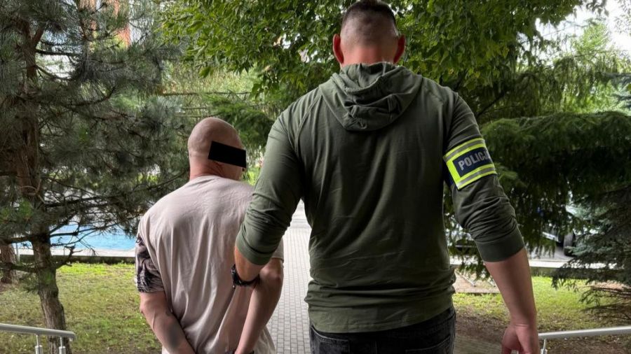Mężczyzna stał się agresywny i wulgarny, dlatego został zatrzymany i trafił do policyjnego aresztu (fot. KMP w Bydgoszczy)