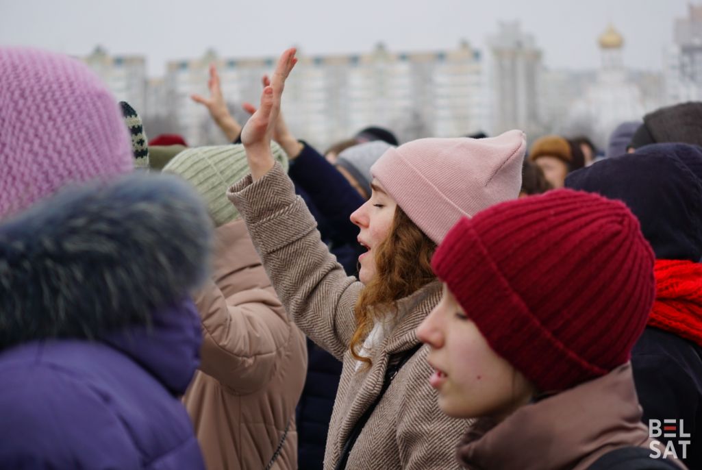 Вернікі сабраліся на малітву каля будынку пратэстанцкай царквы «Новае жыццё», з якога іх выселілі. Менск, Беларусь. 21 лютага 2021 года. (Фота: Белсат)