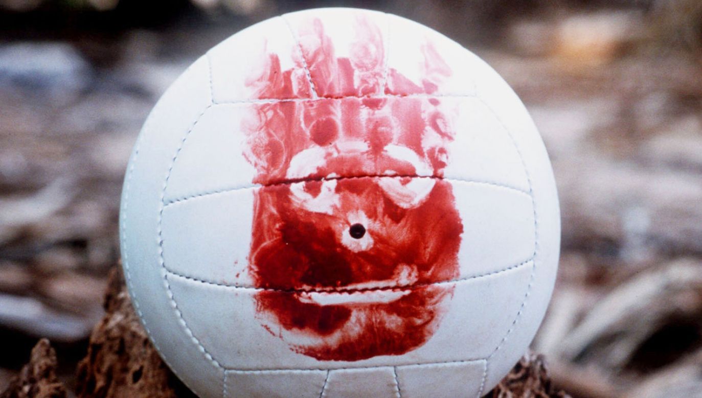 Piłka do siatkówki z charakterystycznym krwawym śladem była towarzyszką niedoli rozbitka (fot. M.prasowe)