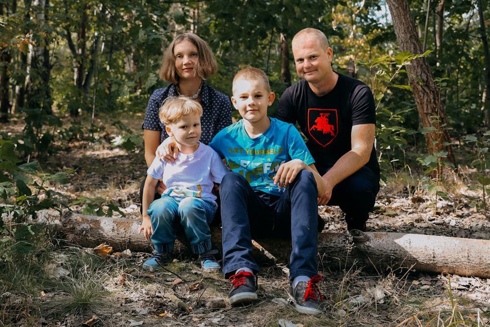 Паліна Шарэнда-Панасюк з мужам Андрэем Шарэнда і дзецьмі. (Фота: асабісты архіў сям’і Шарэндаў)