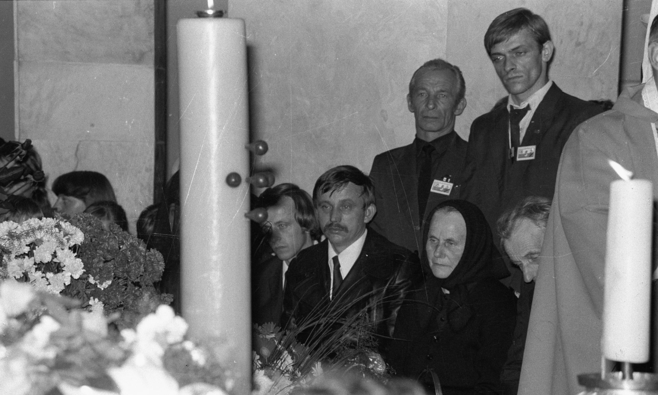 Rodzice, Marianna i Władysław Popiełuszkowie oraz dwaj bracia: Józef (trzeci z lewej) i Stanisław (czwarty z lewej) czuwają przy trumnie ks. Jerzego. Fot. PAP/CAF