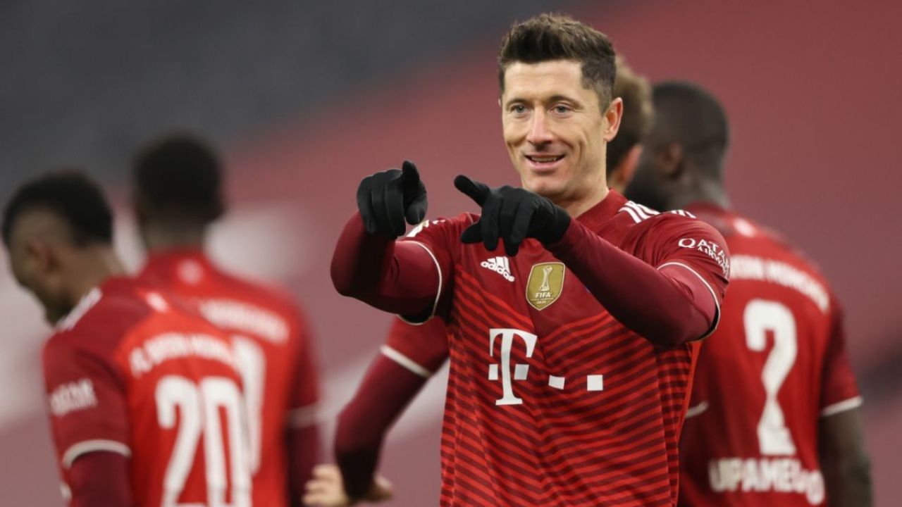 Robert Lewandowski z kolejnym golem (fot. Getty Images)