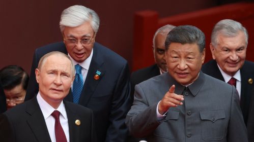 Руководитель России Владимир Путин беседует с председателем КНР Си Цзинь Пином перед военным парадом на площади Тяньаньмэнь в Пекине, Китай. 3 сентября 2025 года. Фото: Alexander Kazakov / POOL / AFP / East News